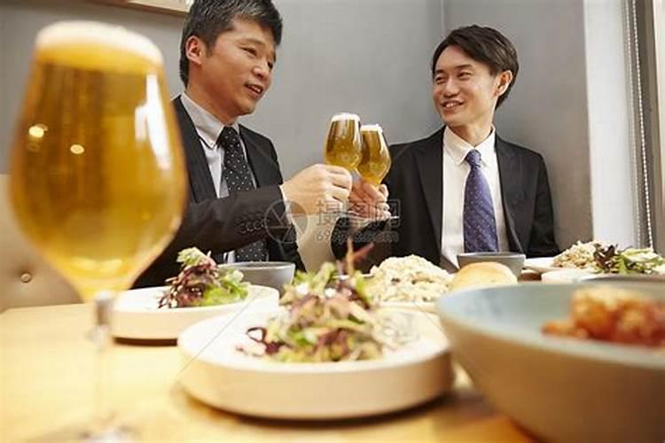 做梦梦见和邻居坐在一起喝酒是什么意思
