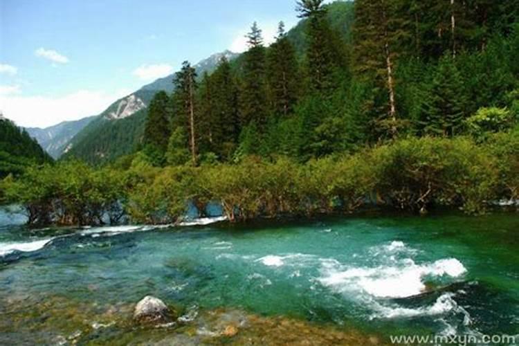 梦见我和老公躺在山河里顺流而下？
