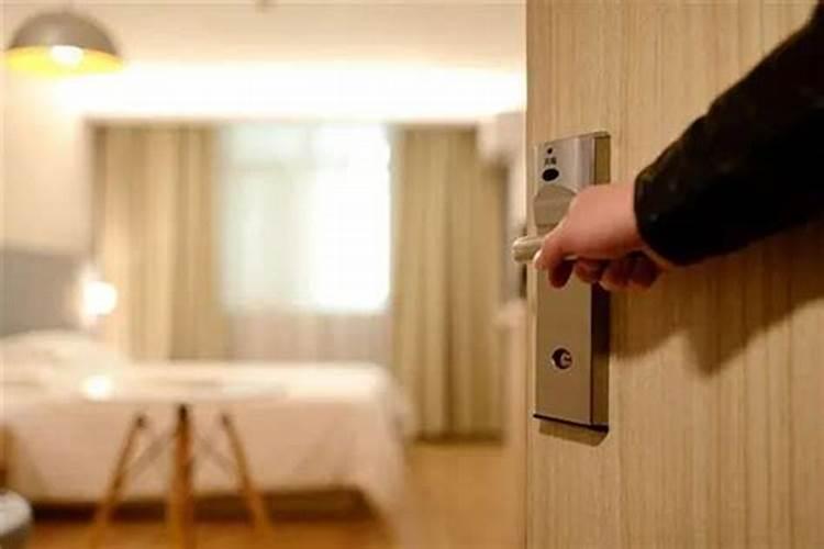 女人梦见门坏了的预示
