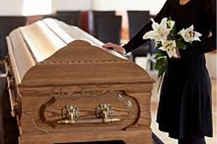 梦见抬棺材出殡半路棺材落地