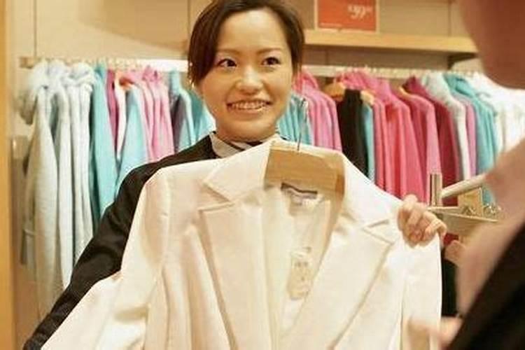 梦见买衣服是什么预兆？