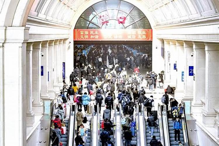 春节前后我国抗雪救灾的感人事例