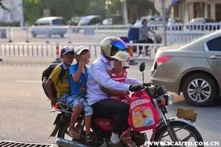 梦见骑车带两个男孩