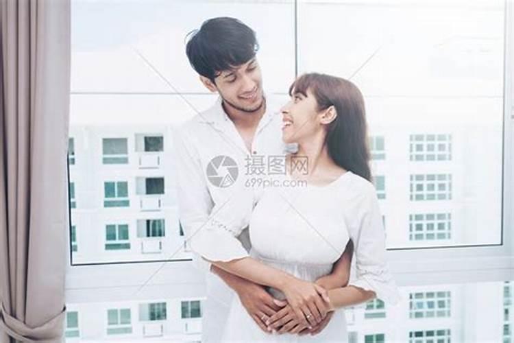 梦见被男人从背后抱住是什么预兆？
