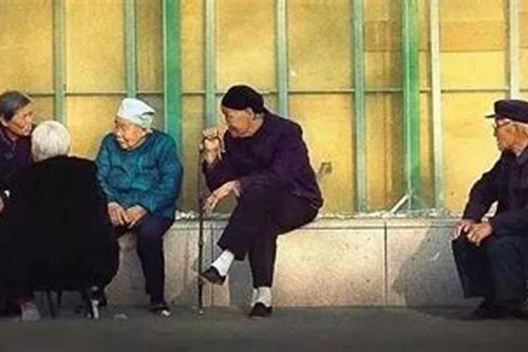 梦见死去邻居来我家吃饭