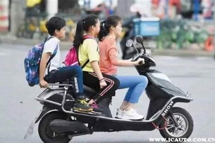 梦见自己骑电动车过马路口的预兆