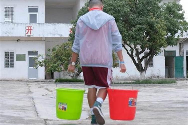 梦见帮别人提了一桶水