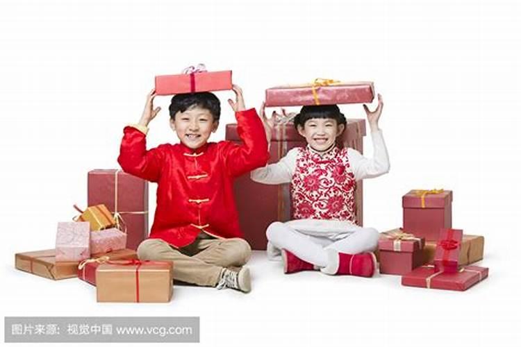 过年给小孩包红包吗？