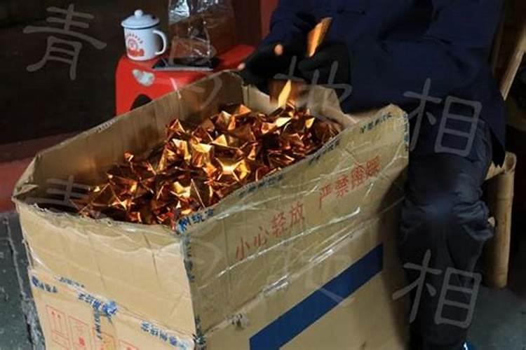 梦见狗扑向自己什么意思？