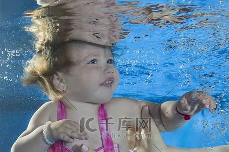 梦见女人在水里游泳的预兆