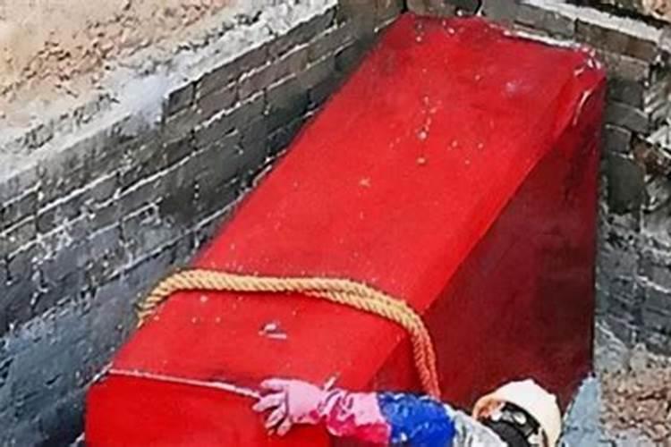 梦见父亲死了躺在棺材里的预兆