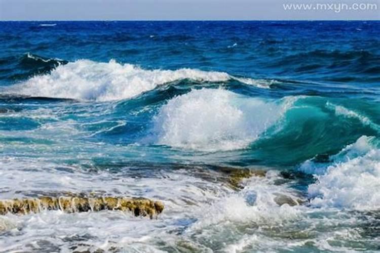 梦见海水波涛汹涌滚滚而来