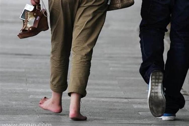 女人梦见光脚走路是吉兆