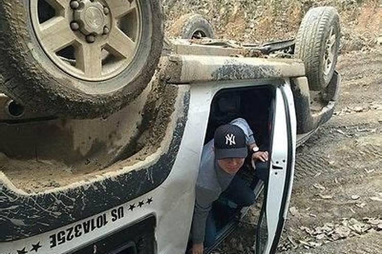 梦到车翻了是什么意思？