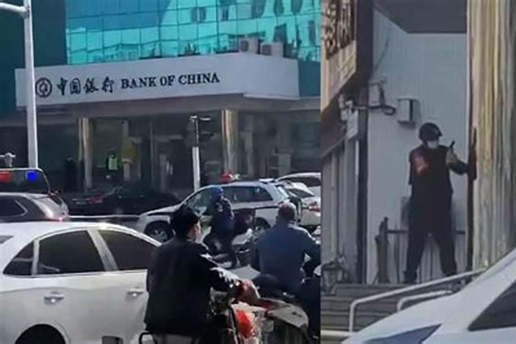 行人经过银行门口,运钞车安保人员大声咒骂呵斥行人,真有理吗？百度知...