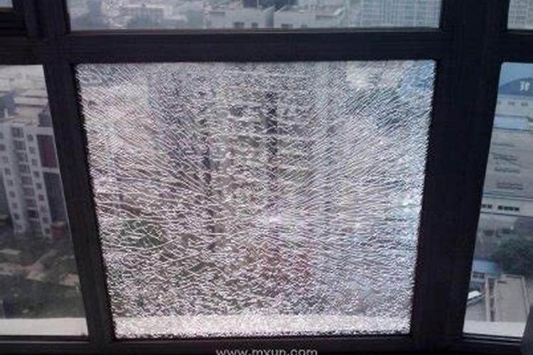 梦见龙卷风把窗户玻璃吹破了