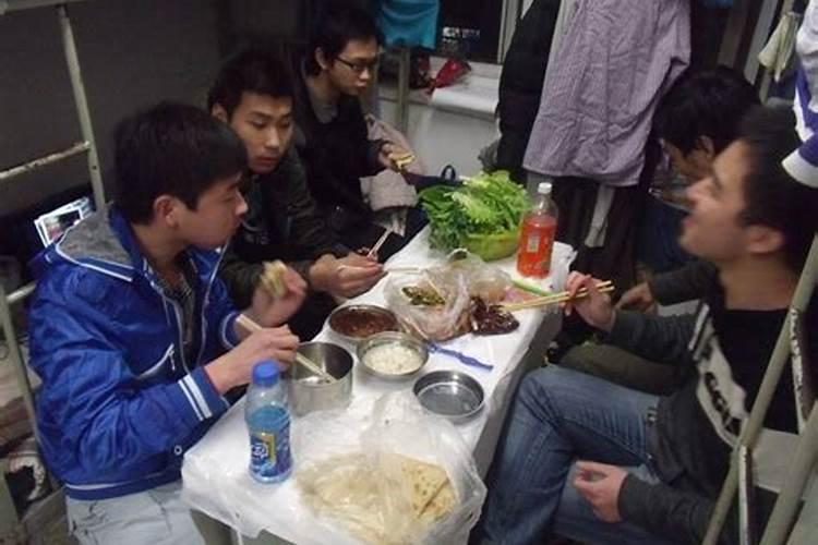 梦到大学寝室还有室友
