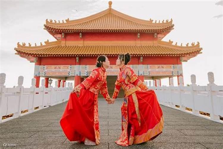 女孩穿汉服到烈士陵园行礼,你对此有什么看法呢？