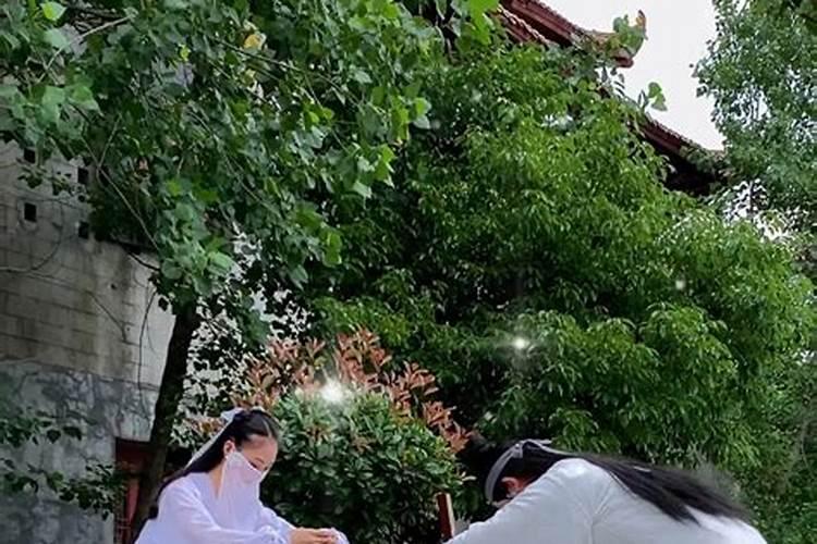 大学生穿山寨汉服去漫展这件事情合理吗？