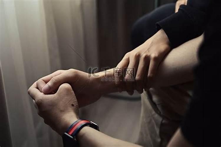 已婚女人梦见异性摸本人手