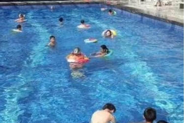 梦见我和女性在水里游泳的预兆
