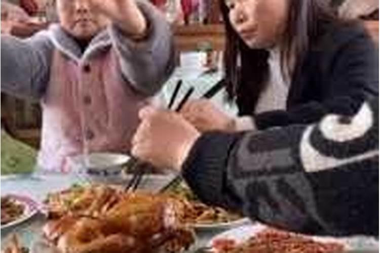 梦见多年不见的表妹来我家吃饭