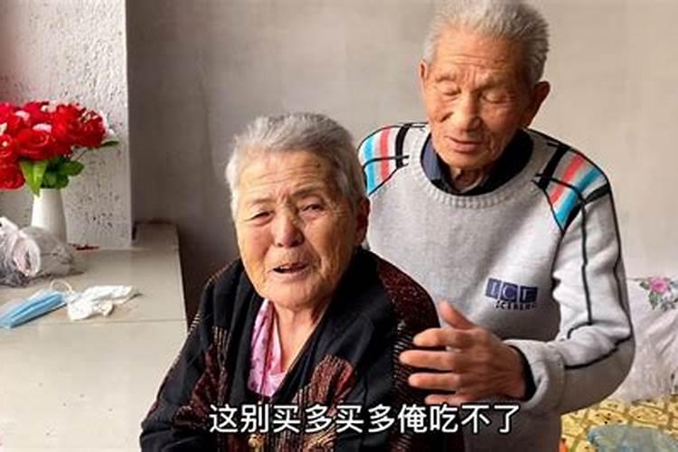 梦见和过世的爷爷奶奶一起起卖猪肉