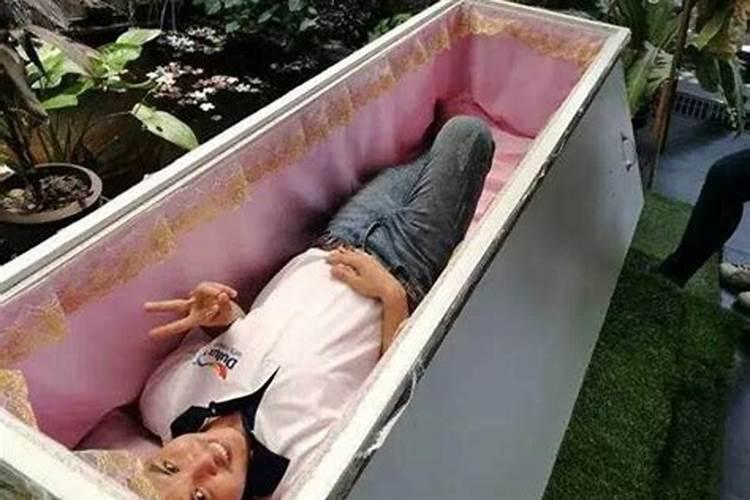 梦见父亲死亡躺棺材里的预兆