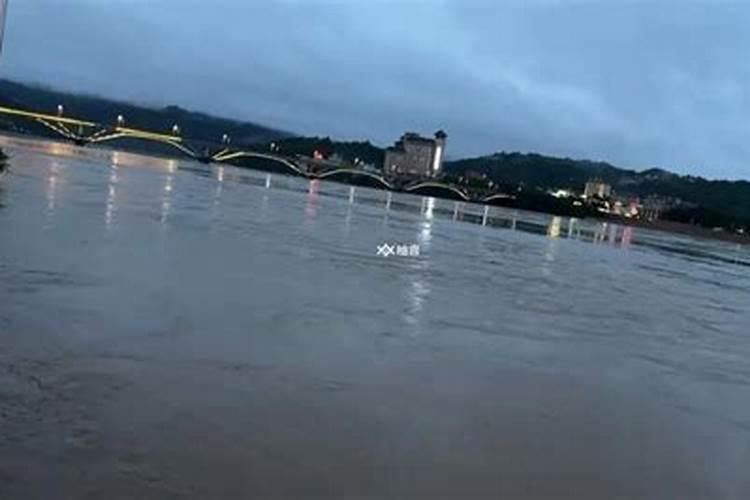 梦见下雨涨水是什么征兆？