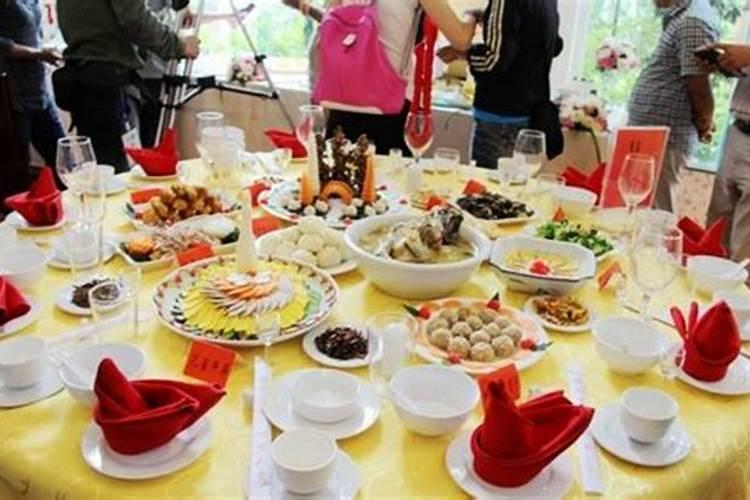 梦见和首富一起吃饭寓意什么