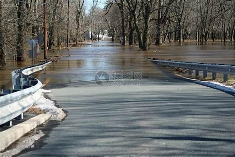 梦到大水淹路在水里走
