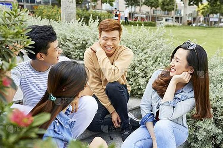 梦到同学聚在一起是什么意思