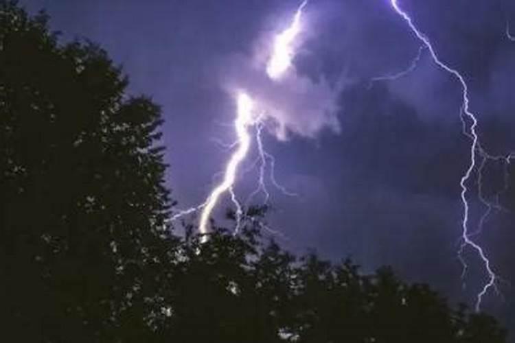 梦见刮大风打雷闪电下大雨的预兆