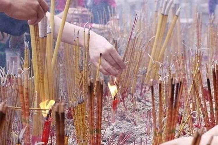 梦见熟人端灵牌还给死人上香的预兆