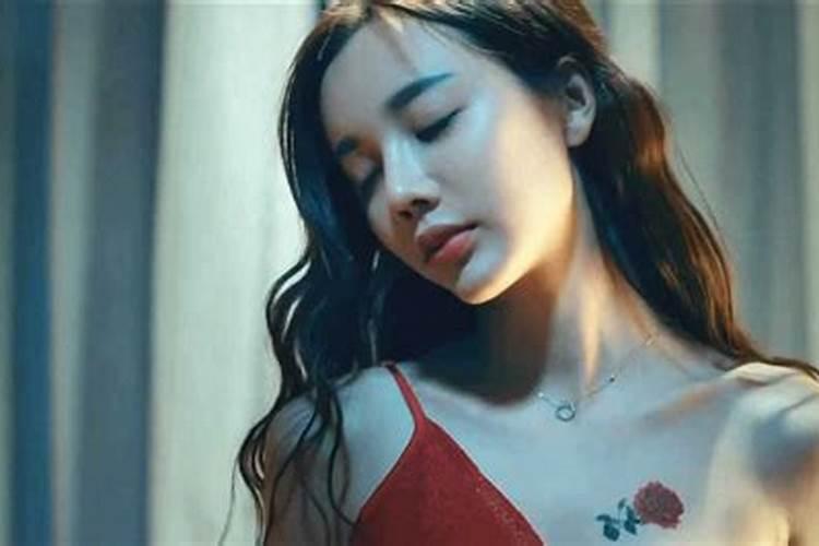 梦见美女主动投怀送抱什么意思？