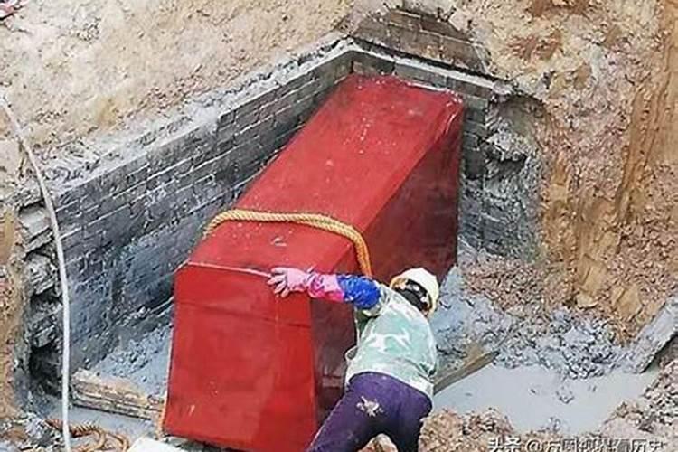 梦见地下挖出棺材的预兆