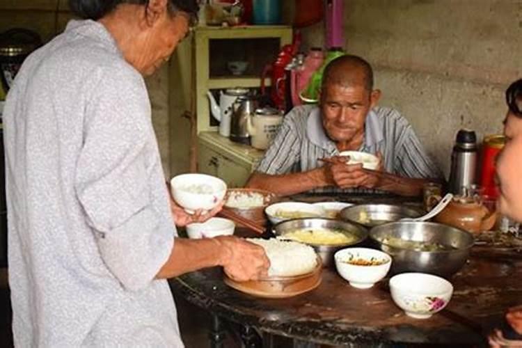 梦见粪坑满满的粪水