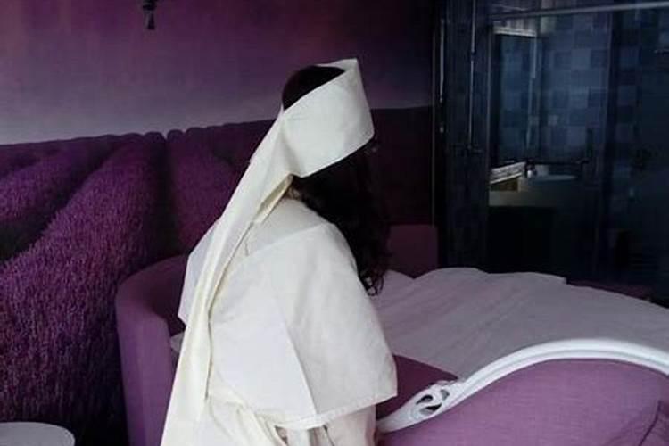 女人梦见自己穿白孝衣是什么意思 女人梦见自己穿白孝服预示着什么