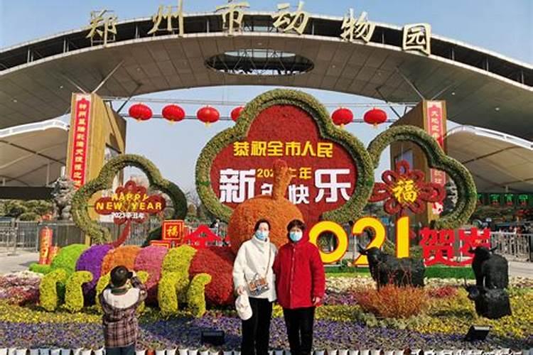 春节窗户上贴的“公鸡”,原型是神兽“重名鸟”,为什么会成为现在人...