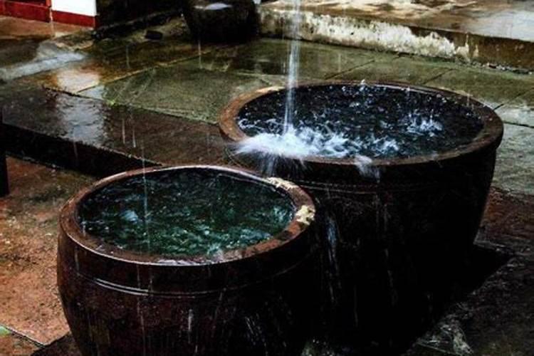 梦见水渠水很满