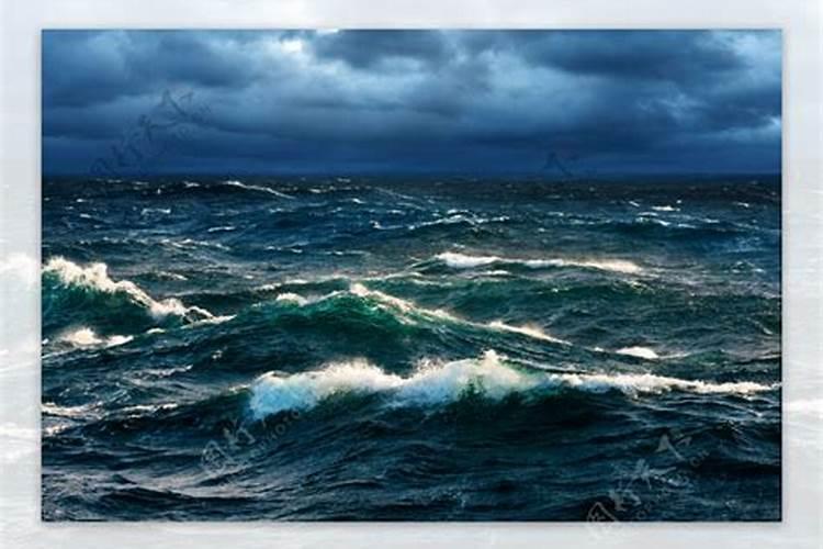 梦见海水波涛汹涌滚滚而来