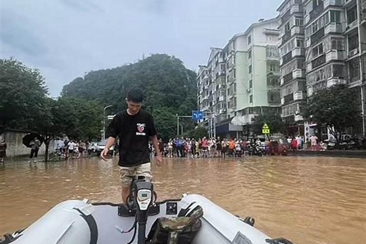 梦见洪水家人被困