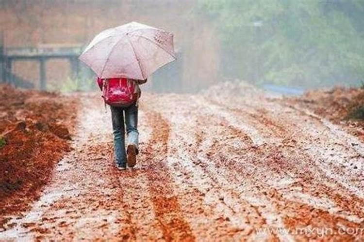 梦见旅游下雨道路泥泞的预兆