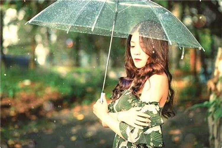 梦见自己被女人咬的预兆