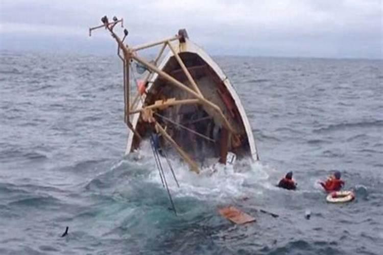梦见在海上大风大浪