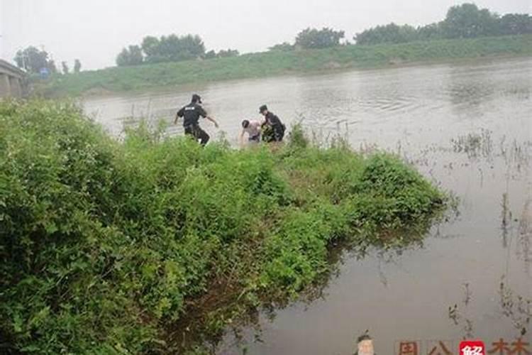 梦见绿色河水有人跳下去救人