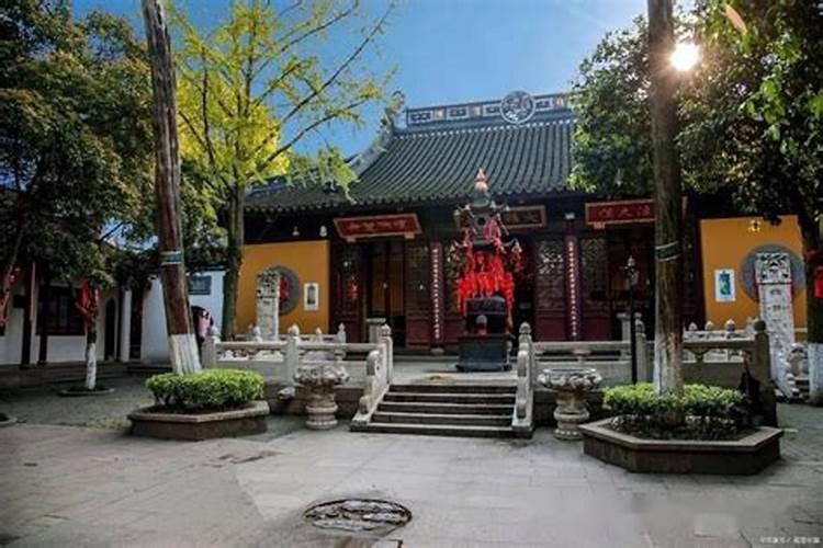 在家里给亡人超度有效果吗？在寺庙做法事都能及时超度么