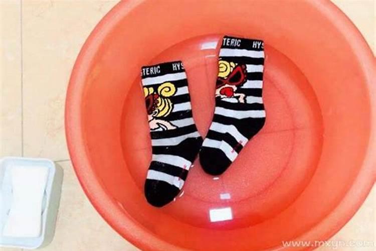 梦见给不再联系的情人洗袜子
