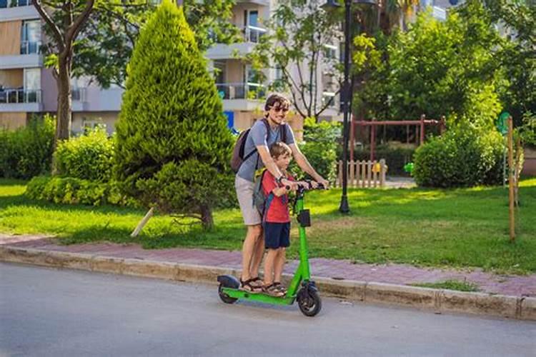 梦见骑电动车带孩子回家