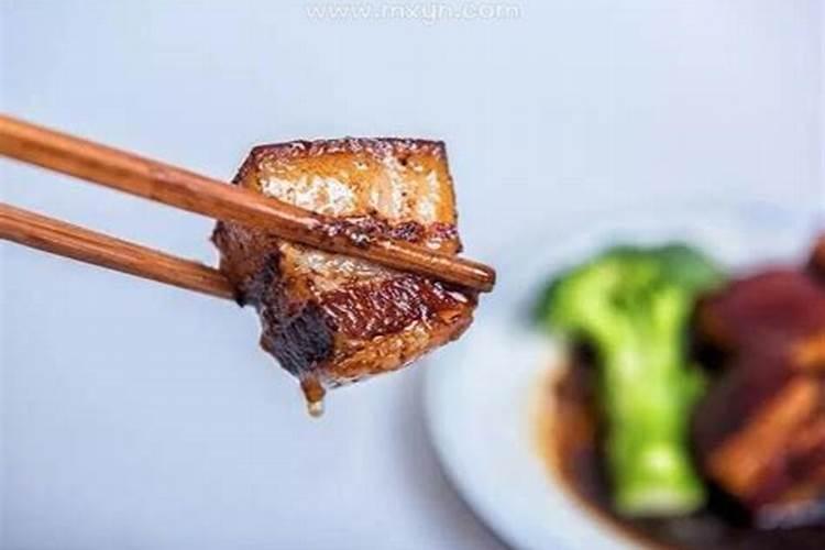 梦见吃饭吃肉代表什么？“财智”相当高